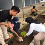 Terapkan Program Jumat Bersih, Mahasiswa KKN Desa Tunggangri Membersihkan PAUD Mutiara Hati dan Menanam Tanaman